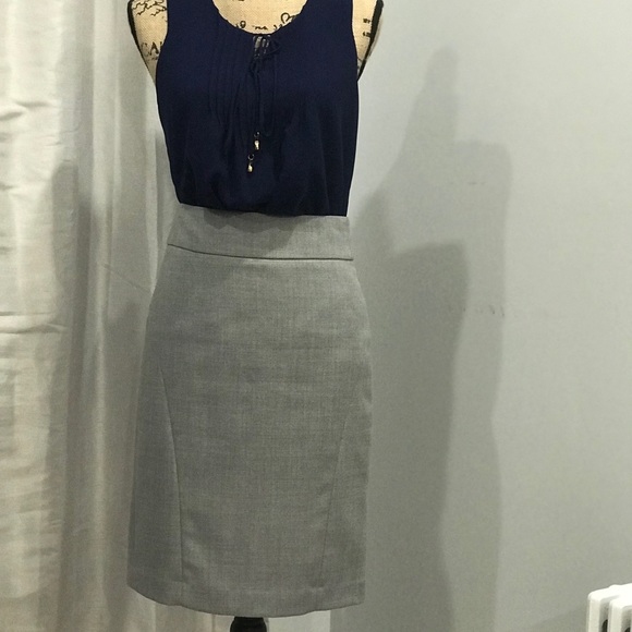 Banana Republic Dresses & Skirts - Banana Republic grey skirt size 2